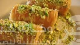 رول البقلاوة بالفستق الحلبي مع العسل