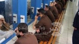 أسرى يستخدمون الهاتف 