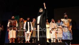 فنانون عراقيون يقدمون عملا مسرحيا على خشبة إحدى دور العرض