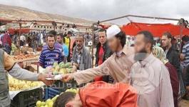 عناصر من داعش أثناء توزيع منشوراتها على الأهالي في أسواق درنة