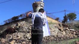 شاب-يحرق -علم-اسرائيل-برج-مراقبة