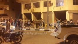 تجمع الناس حول مكان الانفجار 