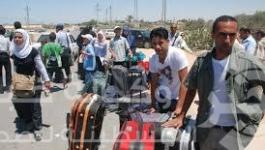 مواطنين يسافرون عبر معبر رفح 