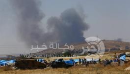 جنود أتراك ولاجئون سوريون من الجانب التركي من الحدود