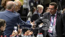 الرجوب ونظيره الإسرائيلي يتصافحان خلال مؤتمر فيفا 