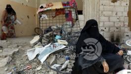 نسوة يمنيات يعشن في حطام أحد البيوت التي دمرها قصف طائرات التحالف الذي تقوده السعودية على صنعاء