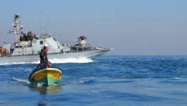 زوارق الاحتلال تستهدف مراكب الصيادين في بحر غزة.jpg