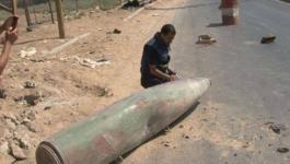 تفكيك صاروخ من مخلفات الحرب شرق غزة