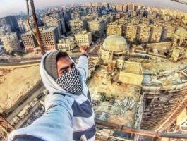 بالصور.. مصري يهوى السيلفي من أعلى القمم الخطرة