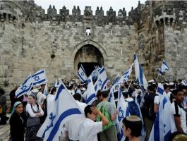 مستوطنون ينظمون مسيرات استفزازية حول بوابات الأقصى