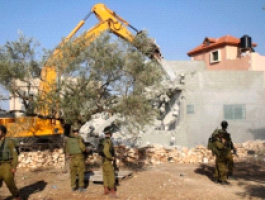 الاحتلال يهدم منزلا.jpg