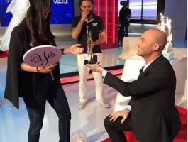 بالفيديو: رودولف هلال يفاجئ حبيبته ويطلب يدها مباشرة على الهواء
