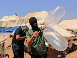 شبان من غزة يطلقون البالونات الحارقة