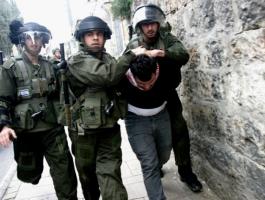 قوات الاحتلال تنكّل بمقدسي قبل اعتقاله