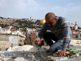 سلطات الاحتلال تجبر مقدسيا على هدم جزء من منزله