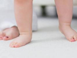close-up-of-the-baby-feet_592410_large