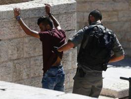 الاحتلال يفتش شبان بطريقة مذلة في القدس