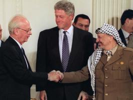 Bill-Clinton-observes-as-Yitzhak-Rabin-and-Yasser-Arafat-shake-hands