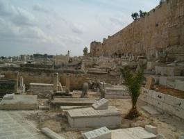 الاحتلال يقتحم مقبرة باب الرحمة ويهدم قبوراً تاريخية داخلها