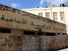 قوات الاحتلال تشرع بتهويد ساحة المدرسة الإبراهيمية في الخليل