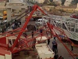 بالصور.. انهيار جسر مشاة على المارة في مصر