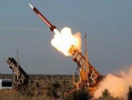 الحوثيون يعلنون إطلاق صاروخ باليستي على معسكر جنوبي السعودية