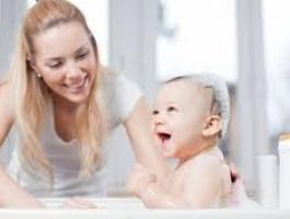 تعرفى عليها: خطوات ضرورية لتسهيل مهمة استحمام الرضيع