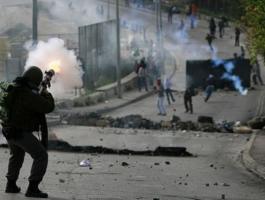 إصابة عشرات الطلبة بالاختناق جراء مواجهات مع الاحتلال شمال الخليل