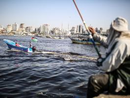 رغم إبلاغهم بمكبرات الصوت.. الاحتلال ينفي قرار تقليص مساحة الصيد في بحر غزّة
