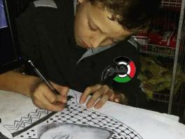 بالصور: الطفل الموهوب.. جسدّ برسوماته شخصيات ورموز الشعب الفلسطيني