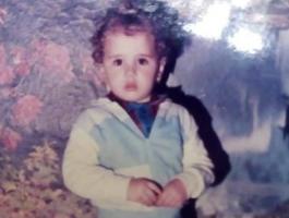 هذه الفنانة تنشر صورتها في مرحلة الطفولة.. هل تعرفتم عليها؟