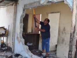 مقدسي يهدم منزله تحت إجبار سلطات الاحتلال