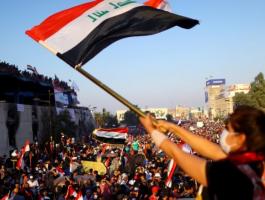 آلاف العراقيين يتجمعون في ساحة التحرير ببغداد