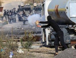 شاهد: عدسة وكالة خبر ترصد مواجهات الشبان مع قوات الاحتلال قرب حاجز 