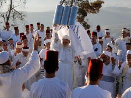 الطائفة السامرية تحتفل بعيد الفسح فوق قمة جبل جرزيم بمدينة نابلس