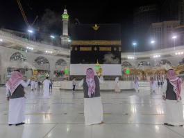 البدء بتعطير وتبخير مسجدي الحرام والنبوي استعدادًا ليدء مناسك الحج