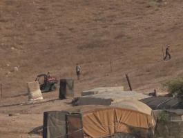 مستوطنون يسيجون أراضي في خربة احميّر بالأغوار الشمالية