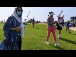 سعوديات يلعبن الجولف