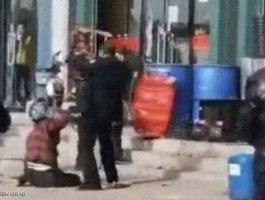 شاهدوا: فيديو لرجل يضرب 