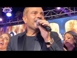 عمرو دياب بالشعر الأصفر