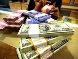 العراق يرفع سعر الدولار
