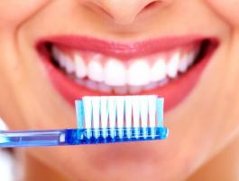 خطاء خطيرة عند تنظيف الأسنان بالفرشاة..