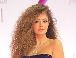 شبيهة الراحلة ميرنا المهندس تثير الجدل على السجادة الحمراء بالقاهرة السينمائي