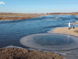 تدفق المياه يصنع قرصا دائريا من الجليد بظاهرة غريبة فى نهر صينى