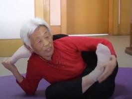 عجوز صينية تمارس تدريبات خارقة