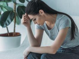 الفرق بين الحزن والاكتئاب... حاولي التخلص من الحالتين