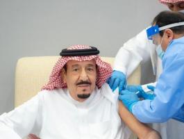 الملك سلمان يتلقى الجرعة الأولى من لقاح كورونا.jpg