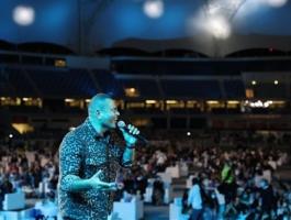 شاهدوا: عمرو دياب يغني مع أبنائه في حفله بدبي ويشعل المسرح