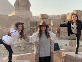 .شاهدوا: يارا نعوم تنشر صورًا مع ابنتيها في رحلة للأهرامات