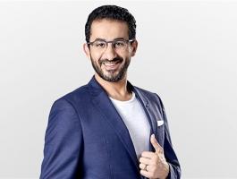 أحمد حلمي يحصل علي قميص برشلونة بتوقيع ميسي